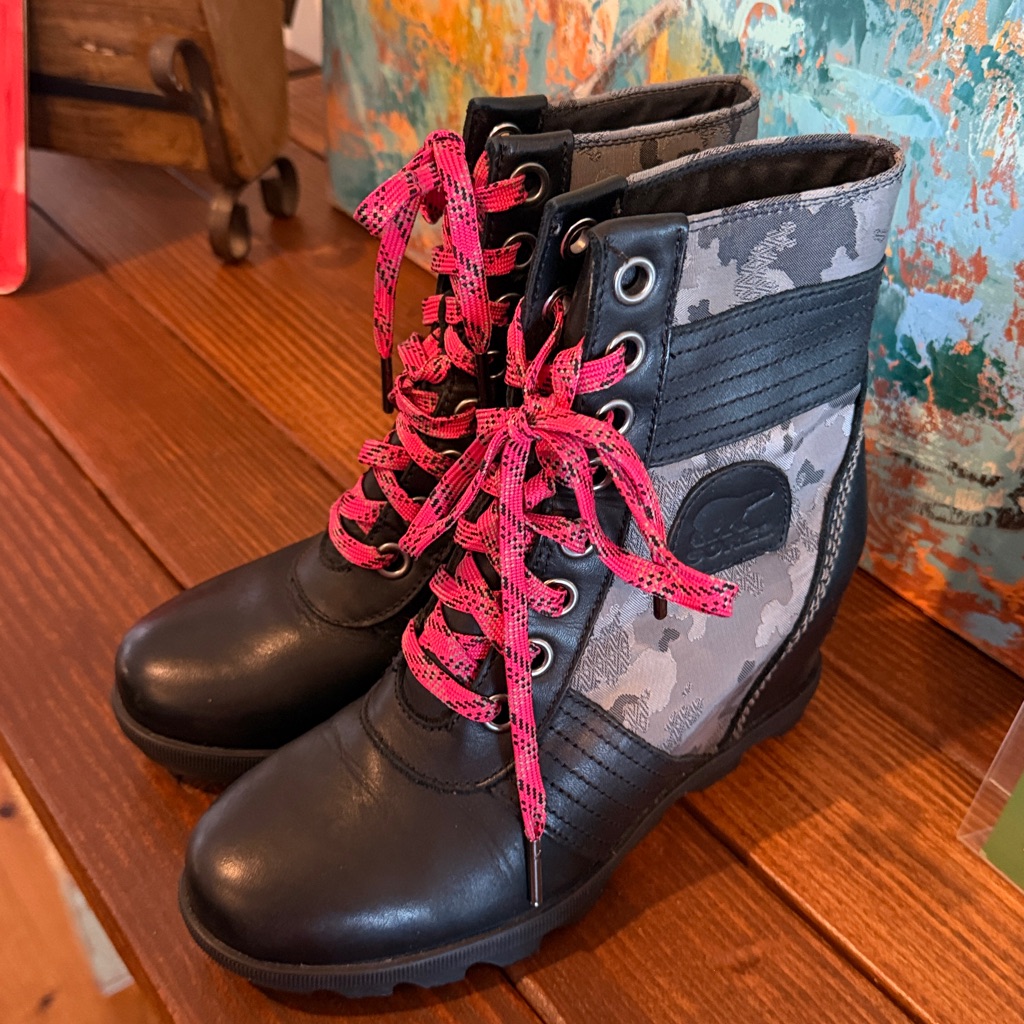 Sorel Joan Of Arc Wedge Boot Camo Sz 7 Booties